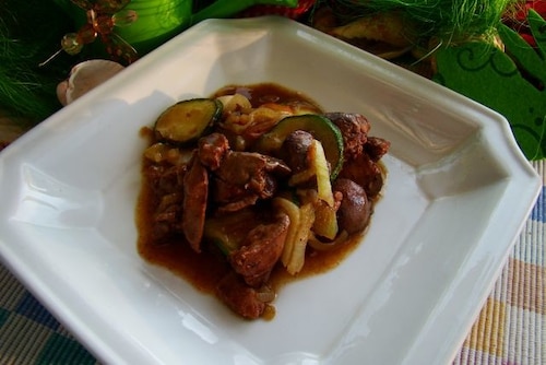 Przepis na Wątróbka drobiowa z cukinią Wątróbka drobiowa z cukinią