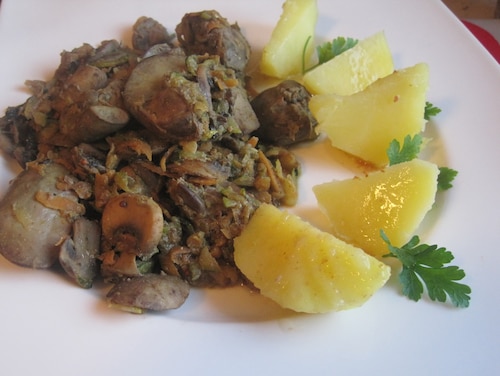 Przepis na Wątróbka drobiowa z warzywnymi dodatkami Wątróbka drobiowa z warzywnymi dodatkami