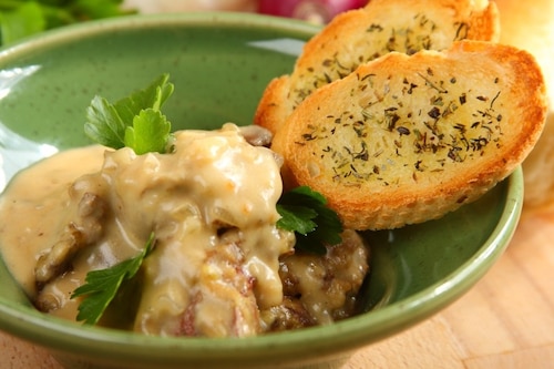 Przepis na Wątróbka duszona w sosie z cebulką Wątróbka duszona w sosie z cebulką