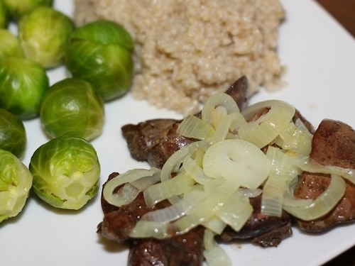 Wątróbka indycza z kaszą i brukselką