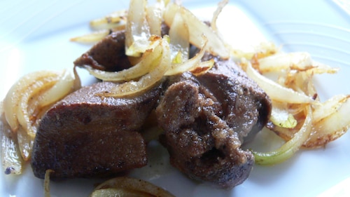 Wątróbka z gęsi z cebulką smażoną