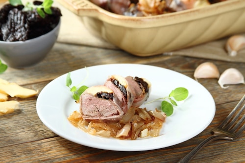 Wątróbka drobiowa w szynce szwarcwaldzkiej duszona z cebulą 