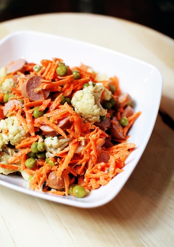 Wegańska sałatka z parówkami