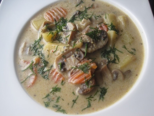 Wegańska zupa pieczarkowa