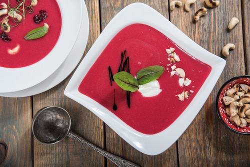 Wegańska zupa buraczana z orzechami