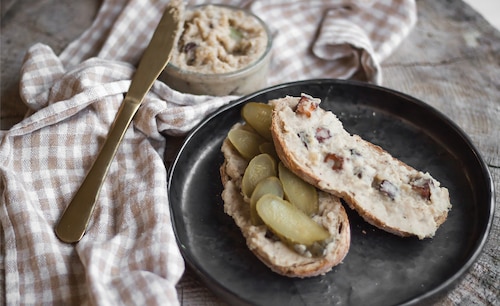 Przepis na Wegański smalec z białej fasoli z chrupiącymi skwarkami z wędzonego tofu Wegański smalec z białej fasoli z chrupiącymi skwarkami z wędzonego tofu