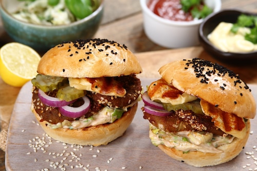 Burger z pieczonymi bakłażanami