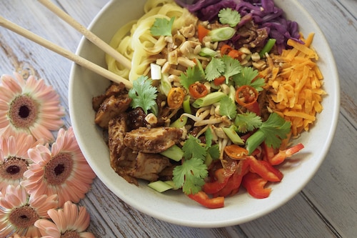 Przepis na Thai bowl z roślinnym kurczakiem Thai bowl z roślinnym kurczakiem