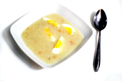 Wegetariański żurek podawany z jajkiem