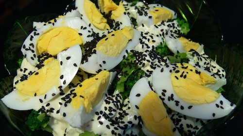 Wielkanocna brokułowa sałatka z jajem