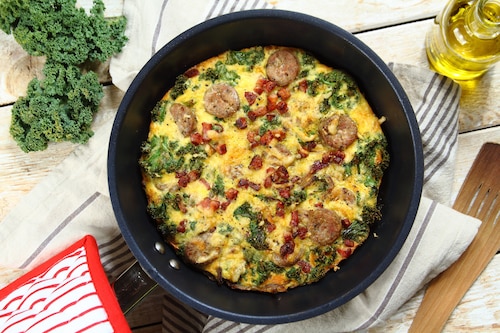 Przepis na Frittata z białą kiełbasą i boczkiem wędzonym Frittata z białą kiełbasą i boczkiem wędzonym