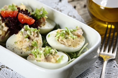 Przepis na Wielkanocne jajka z pieczarkami, zielonym groszkiem, szynką i żółtym serem Wielkanocne jajka z pieczarkami, zielonym groszkiem, szynką i żółtym serem