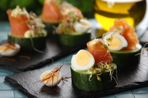 Przepis na Wielkanocne koreczki z jajkami przepiórczymi i wędzonym łososiem Wielkanocne koreczki z jajkami przepiórczymi i wędzonym łososiem