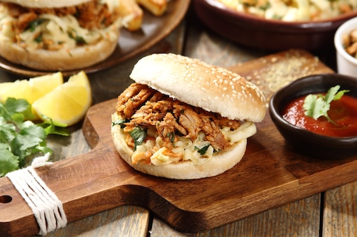 Przepis na Wieprzowy burger z wolno pieczonej wieprzowiny a la gyros Wieprzowy burger z wolno pieczonej wieprzowiny a la gyros