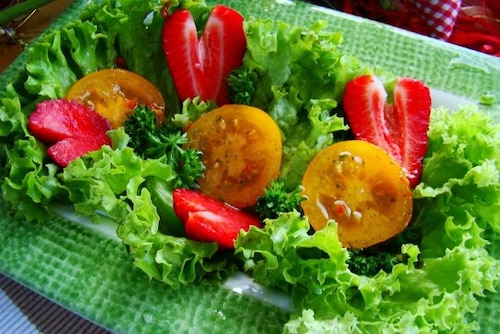 Wiosenna sałatka z truskawkami 