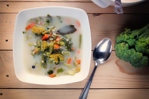 Przepis na Wiosenna zupa jarzynowa z kaszą jęczmienną Wiosenna zupa jarzynowa z kaszą jęczmienną