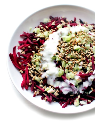 Witaminowa surówka z buraka, ogórka i prażonego słonecznika