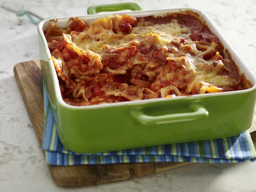 Zapiekanka makaronowa z boczkiem i sosem pomidorowym