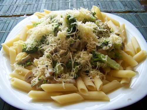 Włoskie penne z brokułem i pieczarkami