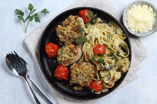 Przepis na Wolno pieczona polędwiczka wieprzowa z makaronem aglio olio Wolno pieczona polędwiczka wieprzowa z makaronem aglio olio
