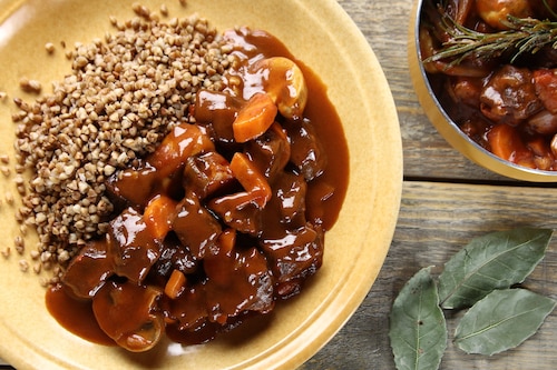 Wołowina po burgundzku podana z kaszą