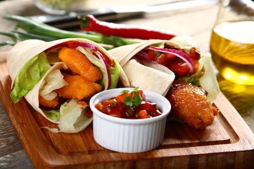 Wrappy z kurczakiem i salsą pomidorową