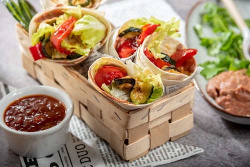 Wrapy z tortilli z czerwoną fasolą i warzywami