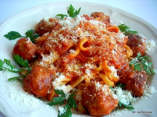 Przepis na Wstążki z sosem pomidorowym i klopsikami Wstążki z sosem pomidorowym i klopsikami