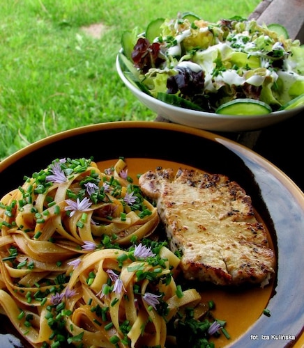 Przepis na Wstążki ze szczypiorkiem i schab z patelni Wstążki ze szczypiorkiem i schab z patelni