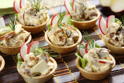 Przepis na Wytrawne babeczki z sałatką z kurczakiem Wytrawne babeczki z sałatką z kurczakiem