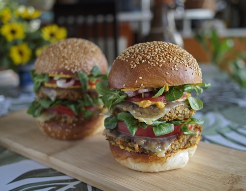 Wege burgery z fasoli z sosem chili pumpkin mayo