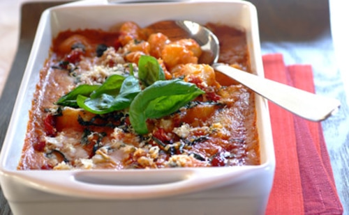 Przepis na Zapiekane gnocchi w sosie napoli z bazylią Zapiekane gnocchi w sosie napoli z bazylią
