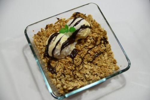 Jabłka zapiekane z płatkami owsianymi