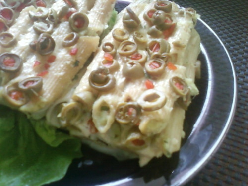 Zapiekane penne z tuńczykiem , awokado i serem