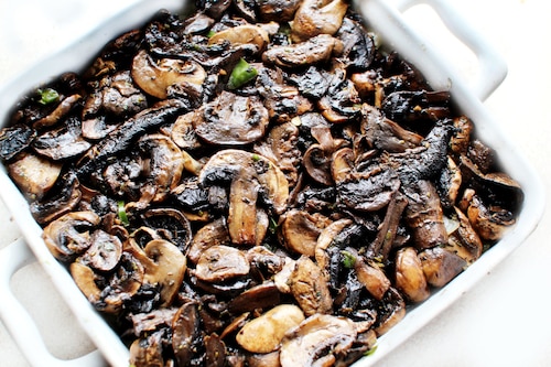 Zapiekane pieczarki z cebulą, jalapeno i masełkiem czosnkowym