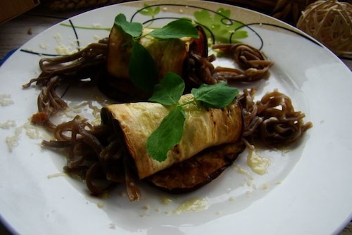 Zapiekane roladki z bakłażana z makaronem Soba Hosan