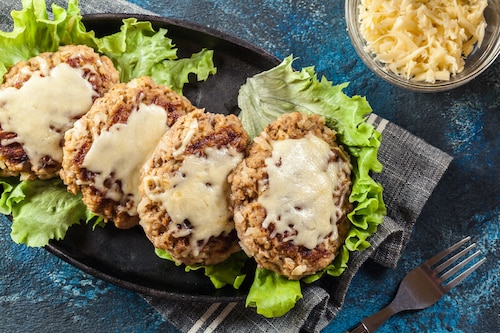 Zapiekane kotlety mielone z żółtym serem