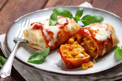 Zapiekane naleśniki z kiełbasą chorizo i mozzarellą