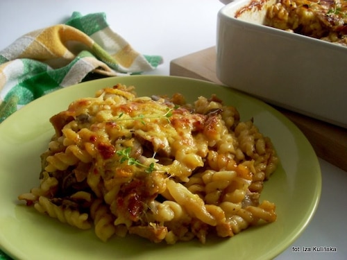 Zapiekanka makaronowa w sosie śmietanowo-grzybowym 