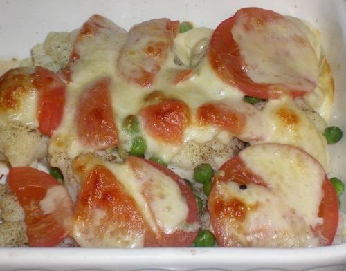 Zapiekany kalafior z groszkiem i pomidorami pod serem mozzarella