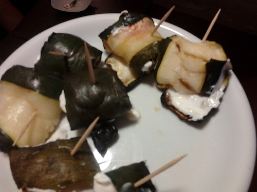 Przepis na Zawijaski z grillowanej cukinii z czosnkowym serkiem Zawijaski z grillowanej cukinii z czosnkowym serkiem