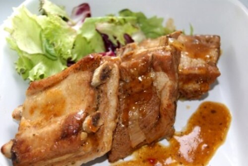 Żeberka w sosie z cebulą 