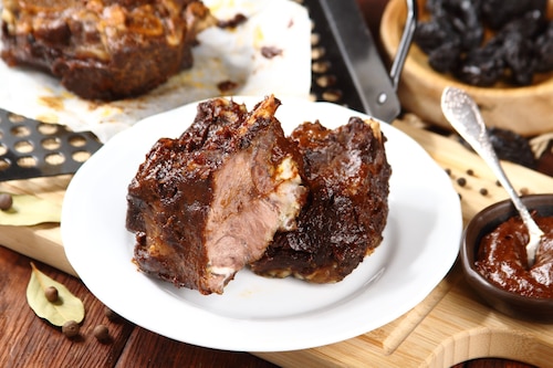 Żebra wołowe w śliwkowej glazurze