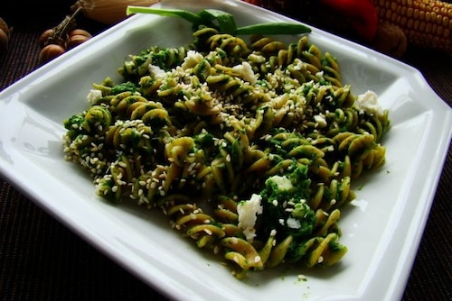 Zielona pasta  z fetą i sezamem 