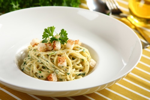 Przepis na Zielone spaghetti z grzankami Zielone spaghetti z grzankami