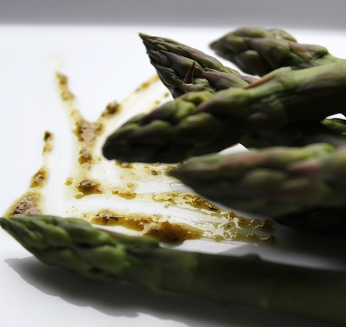 Zielone szparagi w sosie francuskim