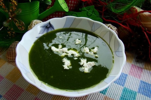 Zielony barszcz podany z fetą