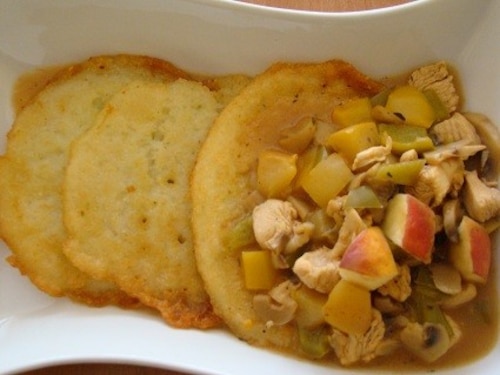 Ziemniaczane placki z kurczakowym leczo