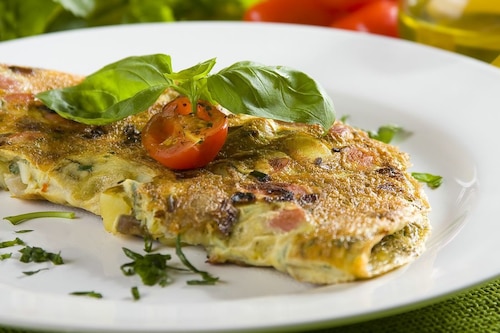 Przepis na Ziemniaczany omlet z czerwoną cebulą Ziemniaczany omlet z czerwoną cebulą