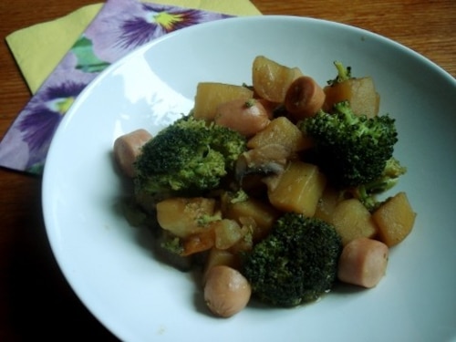 Ziemniaki, brokuły i parówki – danie jednogarnkowe